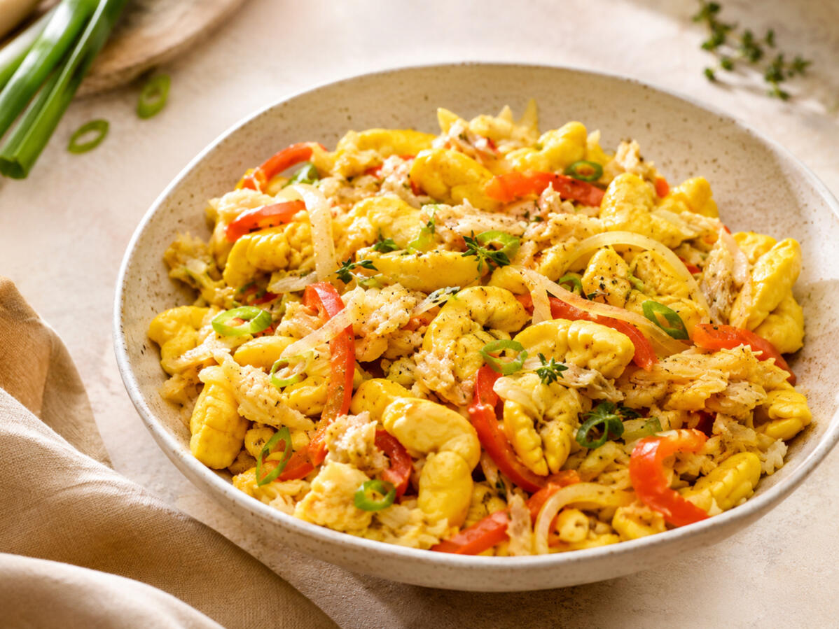 Bowl of ackee and saltfish with peppers